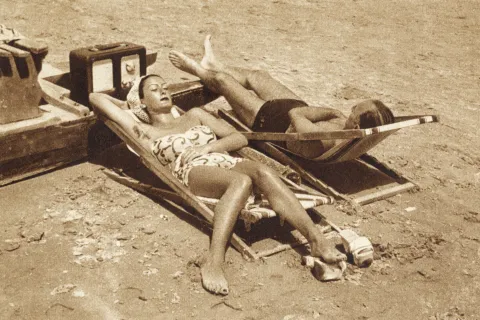 “Tutti al mare”, la mostra fotografica diffusa che racconta 180 anni di vacanza a Rimini