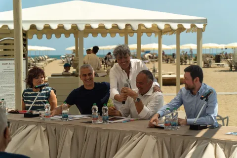 “Tutti al mare”, la mostra fotografica diffusa che racconta 180 anni di vacanza a Rimini