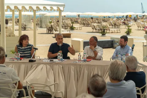 “Tutti al mare”, la mostra fotografica diffusa che racconta 180 anni di vacanza a Rimini