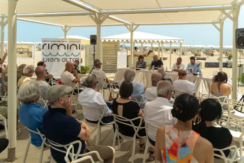 “Tutti al mare”, la mostra fotografica diffusa che racconta 180 anni di vacanza a Rimini
