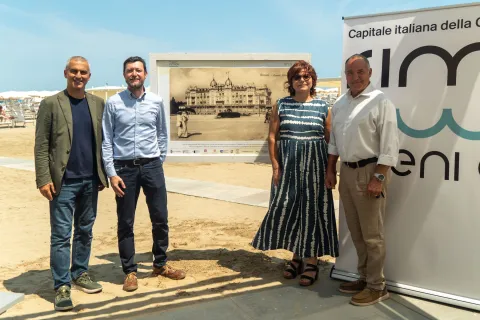 “Tutti al mare”, la mostra fotografica diffusa che racconta 180 anni di vacanza a Rimini