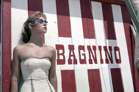 “Tutti al mare”, la mostra fotografica diffusa che racconta 180 anni di vacanza a Rimini