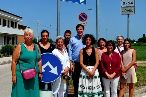 Gruppo autorità e associazioni sotto cartello della via intitolata a Nilde Iotti