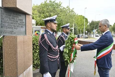 Studenti e rappresentanti delle Istituzioni omaggiano i caduti nel 79° Anniversario della Liberazione di Rimini