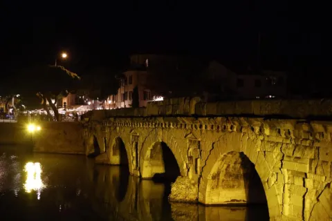 Ponte di Tiberio illuminato di giallo