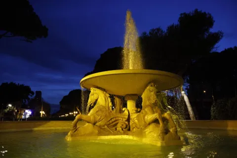 Fontana dei 4 cavalli illuminata di giallo