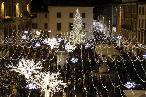 Rimini accende le luci sul Natale