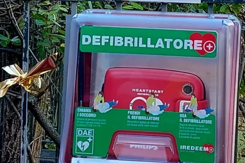 Installato il defibrillatore donato dall’Associazione “Con le ali di Chiara” alle scuole per l’infanzia “Glicine” e “Rondine”