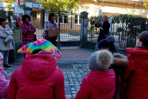 Installato il defibrillatore donato dall’Associazione “Con le ali di Chiara” alle scuole per l’infanzia “Glicine” e “Rondine”