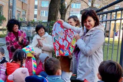 Installato il defibrillatore donato dall’Associazione “Con le ali di Chiara” alle scuole per l’infanzia “Glicine” e “Rondine”