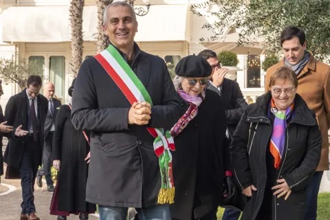 intitolazione rotonda a Lucio Battisti