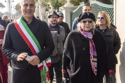 intitolazione rotonda a Lucio Battisti