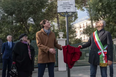 intitolazione rotonda a Lucio Battisti