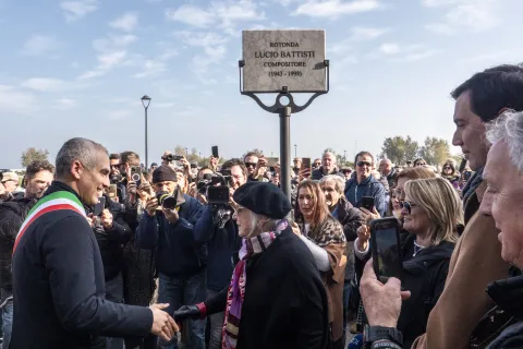 intitolazione rotonda a Lucio Battisti