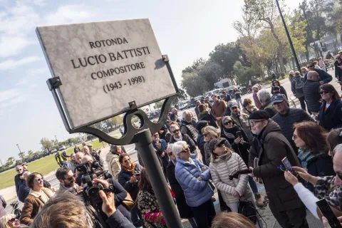 intitolazione rotonda a Lucio Battisti