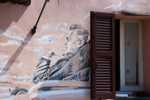 Murales nel Borgo San Giuliano dedicati a Fellini