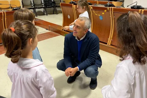 consiglio comunale e alunni delle scuole elementari Maestre Pie