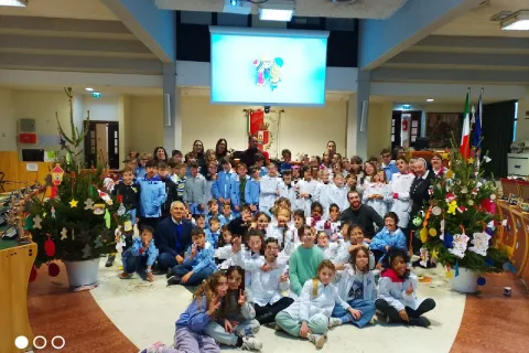 consiglio comunale e alunni delle scuole elementari Maestre Pie