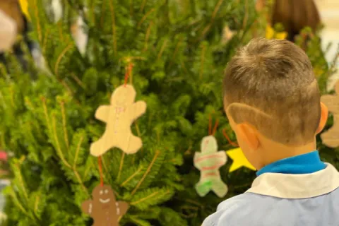 consiglio comunale e alunni delle scuole elementari Maestre Pie