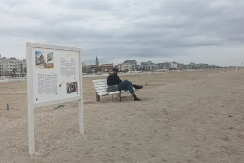 mostra sulla spiaggia