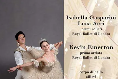 I danzatori del Royal Ballet di Londra sul palco con i giovani allievi del progetto Deft per lo spettacolo “Coppélia”
