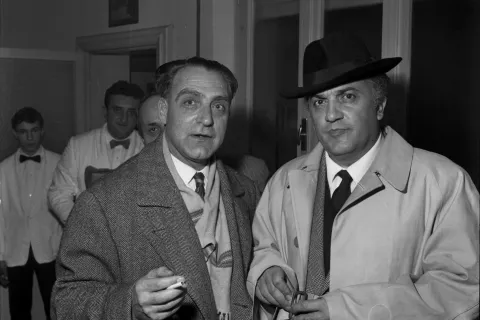 federico_fellini_a_cena_con_gli_amici_riminesi_premio_sigismondo_1963