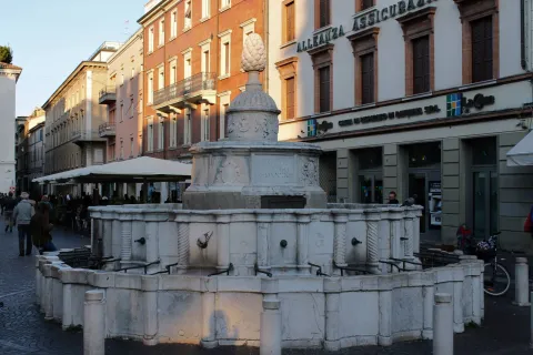Fontana della Pigna