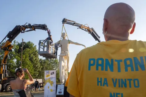 statua per marco pantani