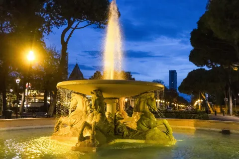 Fontana dei 4 cavalli in giallo