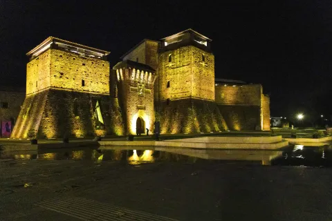 Castel Sismondo in giallo
