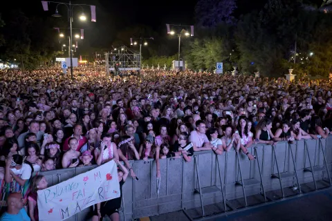 Una Notte Rosa da “Brividi”: bagno di folla per l’unica data estiva di Blanco, l’inarrestabile fenomeno del panorama musicale italiano