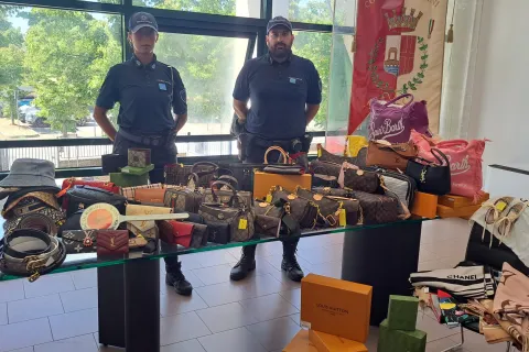 Sequestro articoli contraffatti