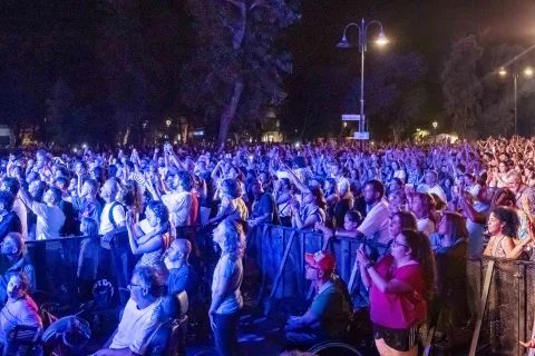 Mahmood, Angelina Mango e Rose Villian infiammano piazzale Fellini con la prima serata dell’Rds Summer Festival