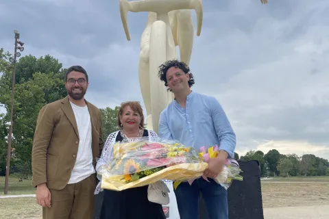 la madre di Marco Pantani davanti alla statua del figlio