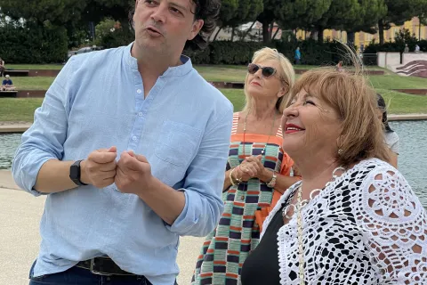 la madre di Marco Pantani davanti alla statua del figlio