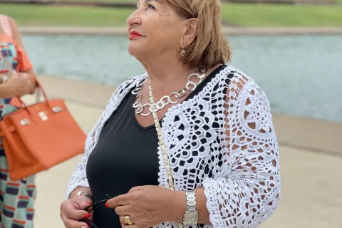 la madre di Marco Pantani davanti alla statua del figlio