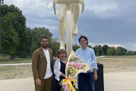 la madre di Marco Pantani davanti alla statua del figlio