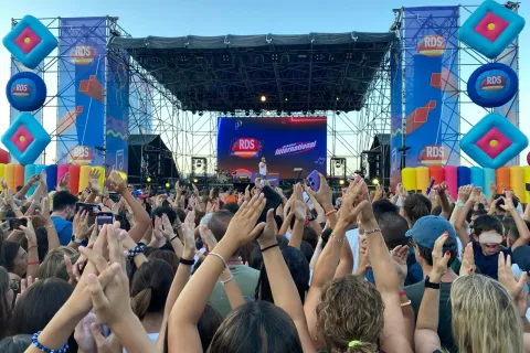 Mahmood, Angelina Mango e Rose Villian infiammano piazzale Fellini con la prima serata dell’Rds Summer Festival