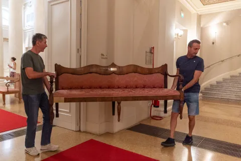 Le panche del Teatro Galli tornano nel foyer