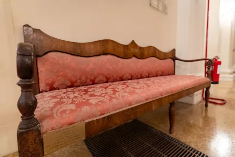 Le panche del Teatro Galli tornano nel foyer