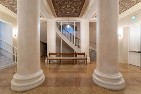 Le panche del Teatro Galli tornano nel foyer