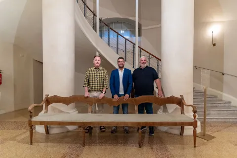 Le panche del Teatro Galli tornano nel foyer
