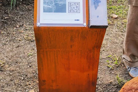 Totem con targa in ricordo di Amedeo Montemaggi