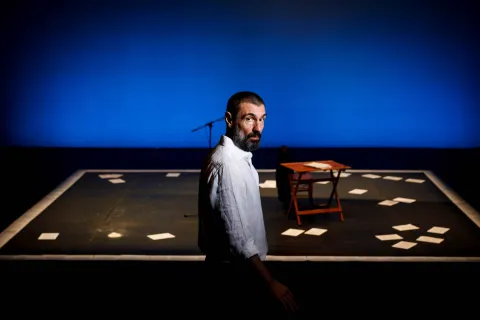 con il vostro irridente silenzio