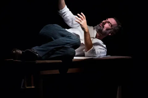 con il vostro irridente silenzio