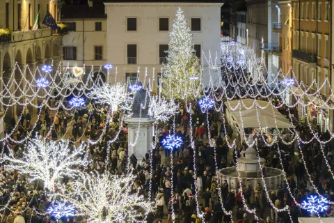 Luminarie di Natale in Piazza Cavour 