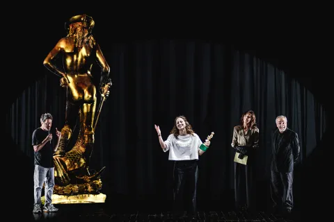 La finzione dei Ciarlatani tra scena e realtà con Silvio Orlando al Teatro Galli dal 10 al 12 dicembre