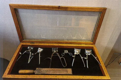 Attrezzi_antichi_barbiere_novello