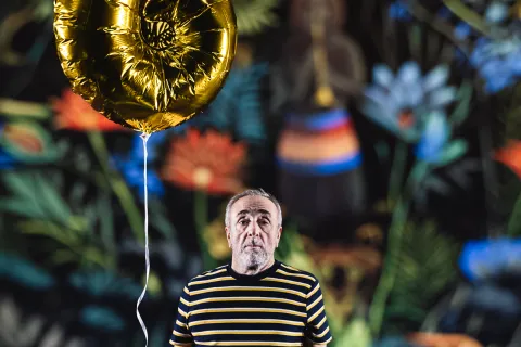 La finzione dei Ciarlatani tra scena e realtà con Silvio Orlando al Teatro Galli dal 10 al 12 dicembre