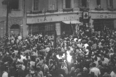 piazza_cazour_durante_una_manifestazione_tra_la_farmacia_e_spazi_si_vede_il_salone_di_barbiere